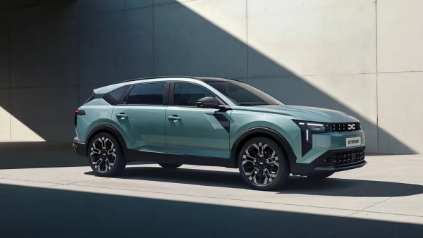 Кога: края на 2026.
Дали е комби? Дали е SUV? Отговорът е &bdquo;да&ldquo;. Вероятно това ще бъде и най-луксозният автомобил, предлаган досега от Dacia, макар и без да изскача напълно от рамките на "бюджетния" сегмент. Ще получи хибридни задвижващи агрегати, както и LPG версия за хора, които пътуват много и обичат да пресмятат колко цента са икономисали тази седмица.
